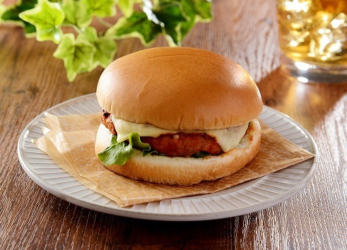 バジルとトマトの大豆ミートサンド