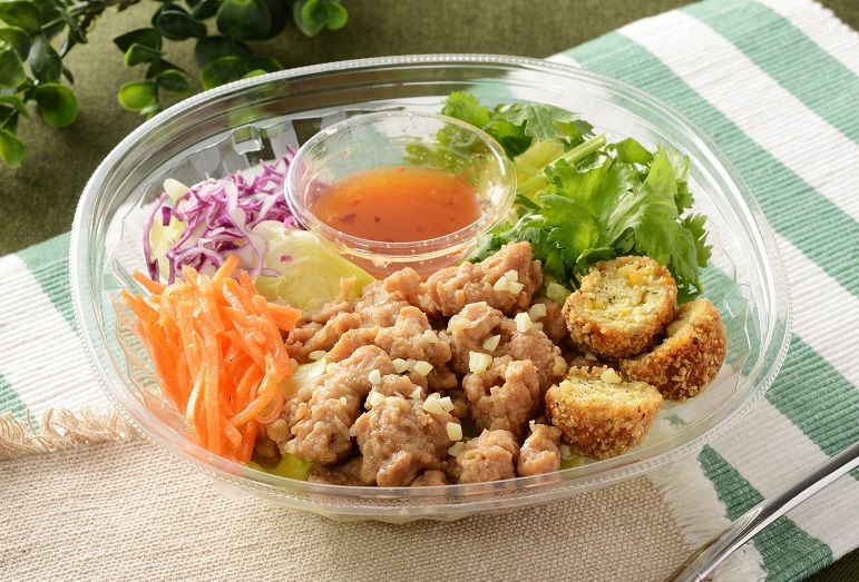 大豆ミートとファラフェルのパクチーサラダ