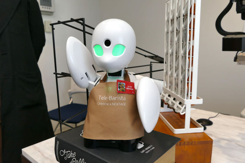 村井左依子さんの操作するOriHimeは接客を担当