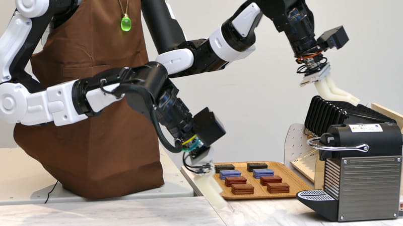 4種類のコーヒーとチョコレートを組み合わせてサーブする