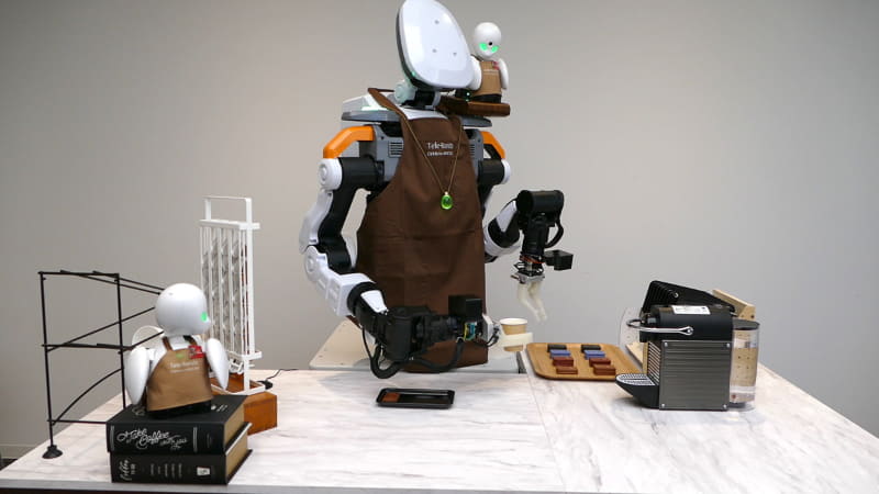 コーヒーカップをつかんでトレイに載せる