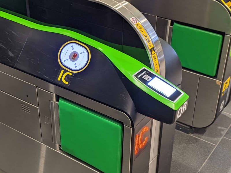 混乱を呼ぶ両者の配置。既存の改札に慣れた利用者ほど引っかかると思われる