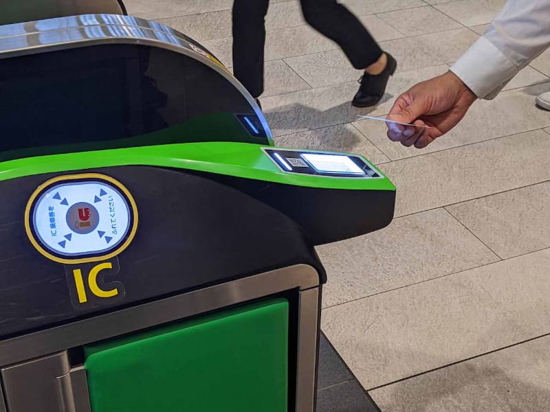 QRコードはこのくらいの位置関係でも反応するが、それでもなおFeliCa側の反応の方が早いという