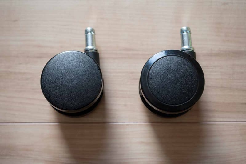 左が標準のナイロンキャスター、右が交換したウレタンキャスター。外周のウレタン部分が劣化したら交換する必要がある