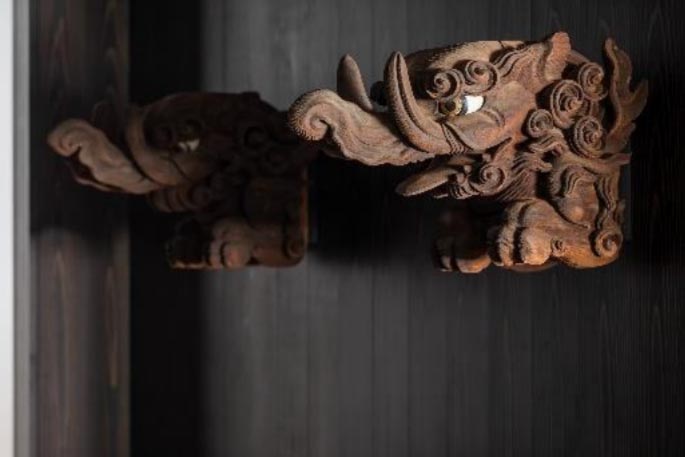 再建前の浄教寺において、本堂の柱を貫通する虹梁に装飾されていた「木鼻」(1階ロビー)