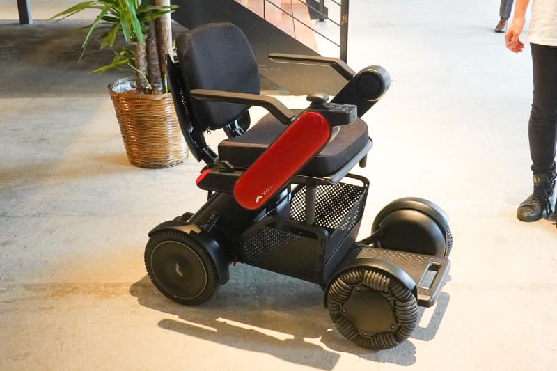 アームレスト部分は取り外しが可能で別売のパーツによりカラバリを楽しめる