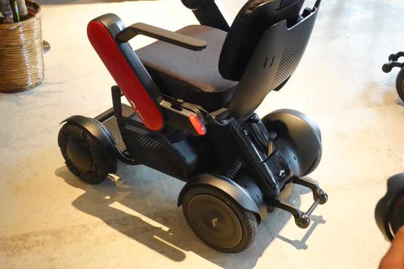 後輪はノーパンクタイヤ