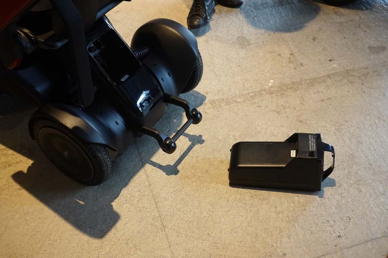 バッテリを取り外したところ。本体に装着したままでも充電できる