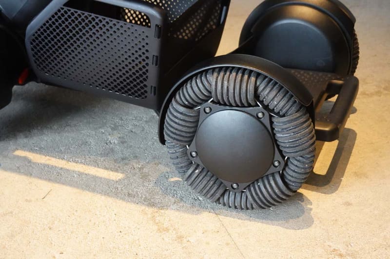 前輪は全方位移動が可能なオムニホイール