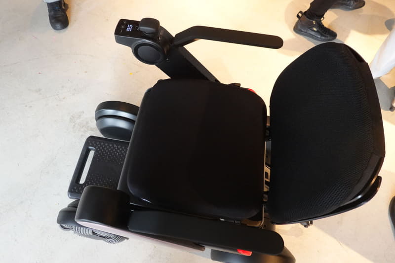 コントローラーは左右どちらにでも取り付け可能