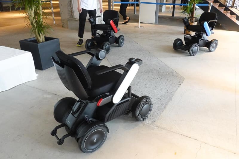 アームレスト部分は取り外しが可能で別売のパーツによりカラバリを楽しめる