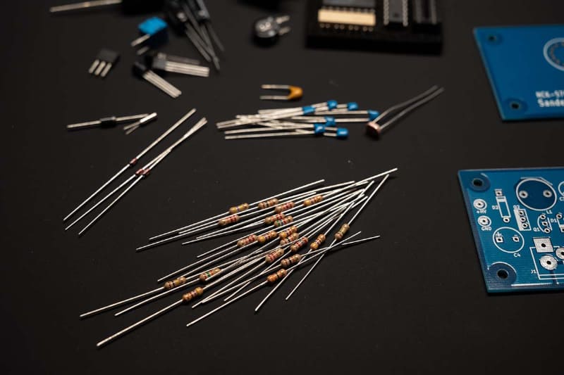 電子工作キットのパーツ。高演色LEDなら抵抗のカラーコードなど小さなパーツの色も見分けやすい