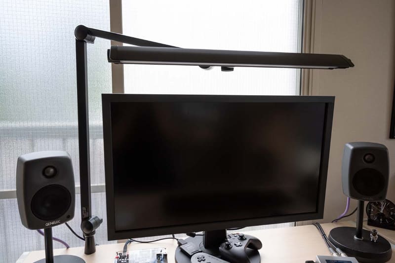 デスクに設置した様子