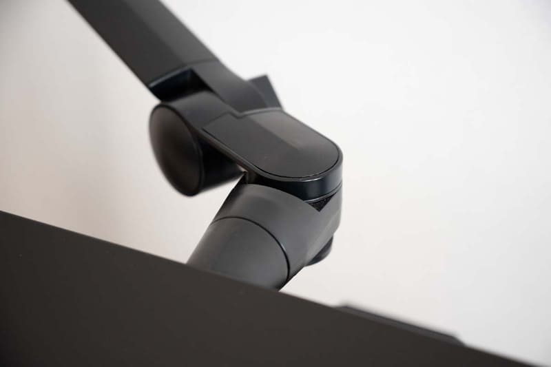 3カ所のネックジョイントはそれぞれ180度回転する。ヘッドを平行移動する機構は搭載されていない