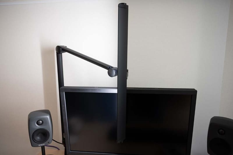 ネックジョイントの可動だけで真横や真後ろを照らすことも可能