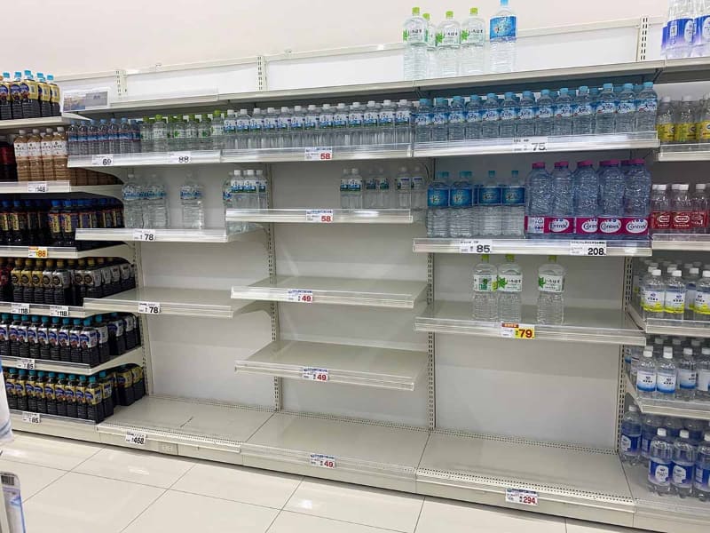 台風3日前にしてすでに水の棚は空きが目立つように