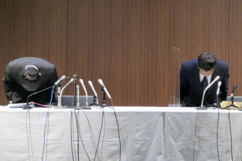 謝罪するゆうちょ銀行 池田憲人社長(右)と田中進副社長(左)