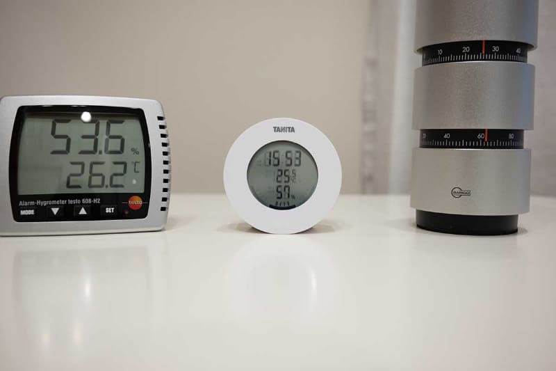 左からテストーの「testo 608-H2」、タニタの「デジタル温湿度計 TT-585」、バリゴの「温湿気圧 3027型」(廃番商品)。湿度計の方式は左から静電容量式、抵抗式、バイメタル式だ。温度に比べて湿度は測定結果にけっこうなバラつきがあることが分かる