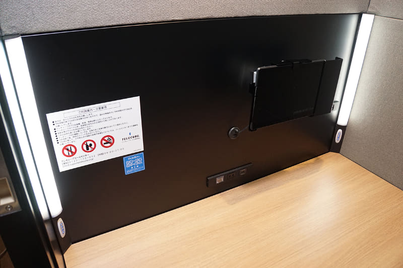 前方中央にタブレット端末、両サイドにライティング機器が設置されている