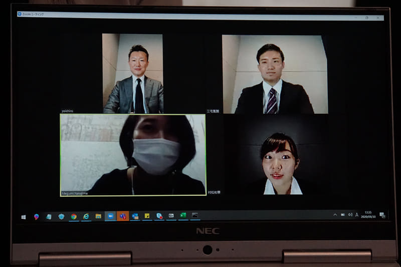 左下の女性がカフェからの参加で、他の3人はテレキューブ利用。上2人と右下女性の背景の色の違いは、テレキューブの仕様の違いによるもの