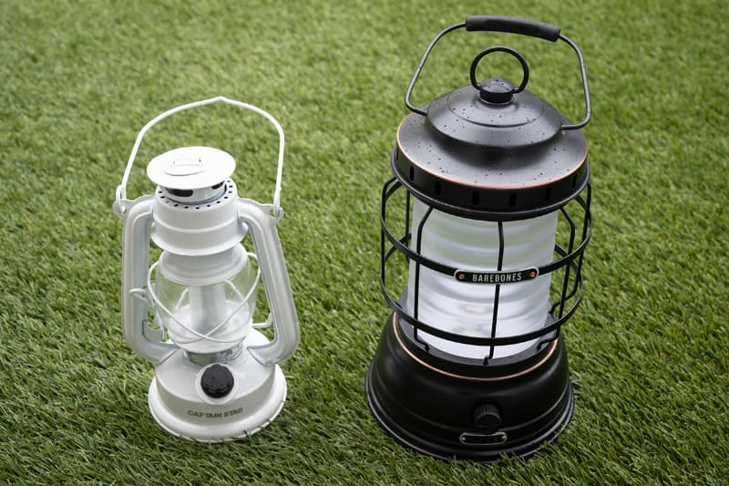 ベアボーンズの「フォレストランタンLED」(右)