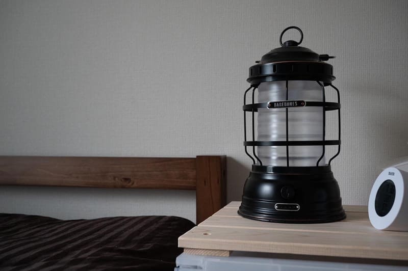 ベアボーンズの「フォレストランタンLED」。ほとんどなにもないベッド周辺ではけっこう存在感がある