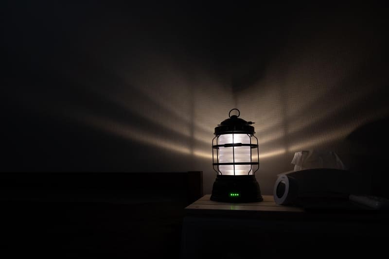 ベッドサイドで点灯しているところ。真横なら眩しくない