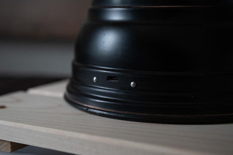 後ろ側には充電用のmicroUSBジャック