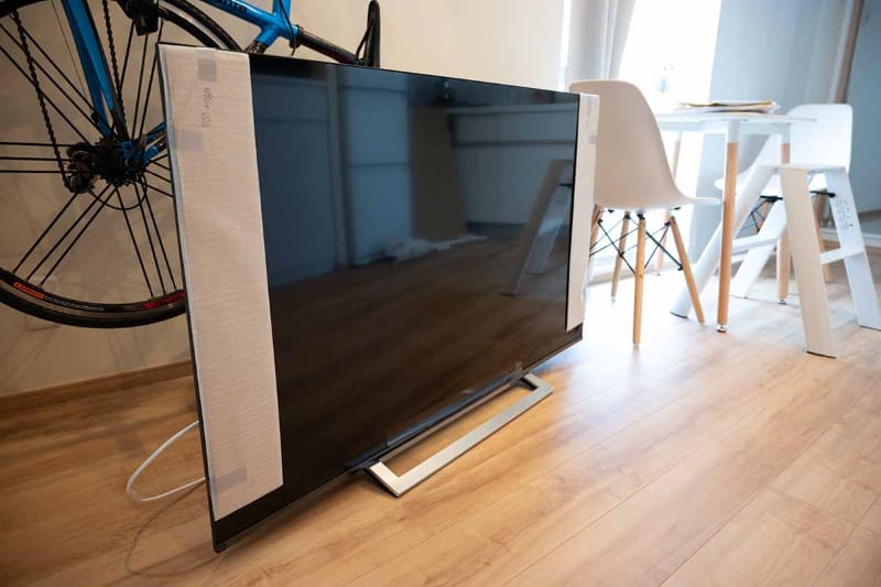 「55M540X」が届いたところ。液晶テレビを初めて買ったが、55型はなかなかデカい