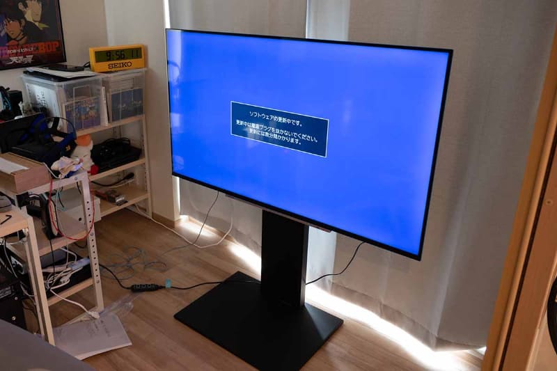 購入直後の様子。アンテナケーブル、LANケーブル、電源ケーブルの3本しか接続していないが、電源ケーブルは短いし、それぞれがテレビから垂れ下がることになる