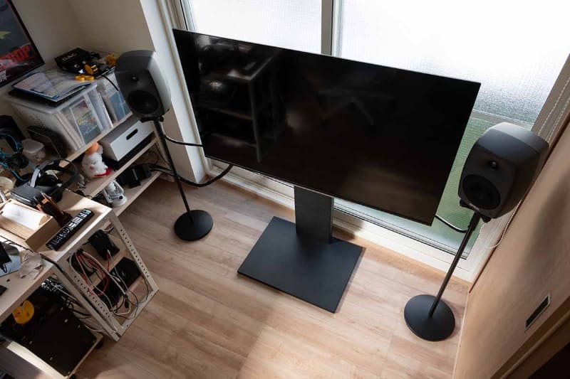 壁寄せスタンドのおかげで足元に余裕ができ、写真左上のラックにもアクセスしやすい