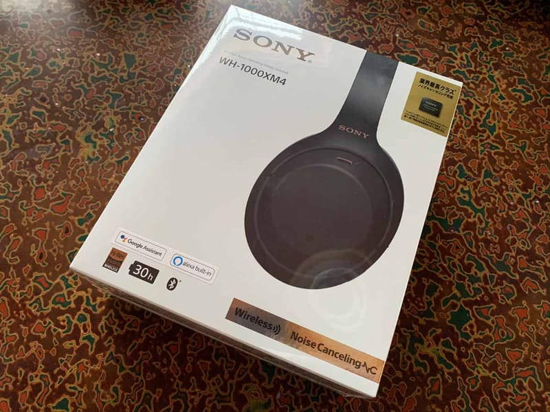 パッケージを空けるとすぐに接続マニュアルが登場する。