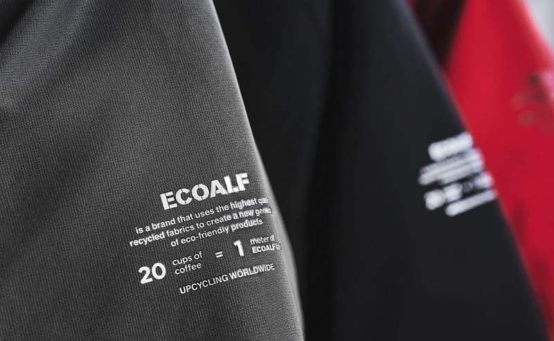 ウエアの袖に素材についてプリントされている