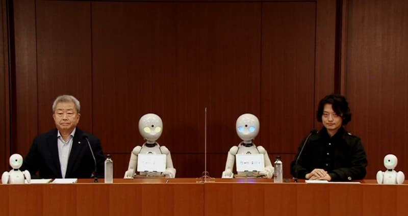 NTT代表取締役社長 社長執行役員 澤田純氏(左)とオリィ研究所 代表取締役CEO 吉藤健太朗氏(右)