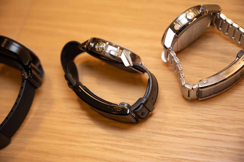 レザーバンド。ムーブメントの下を引いて通すタイプ