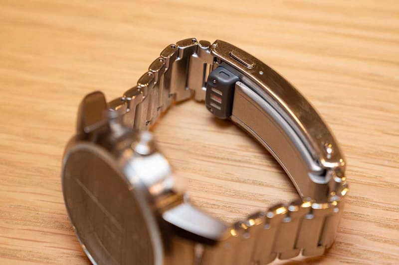 二つ折りパーツの隣に心拍センサー