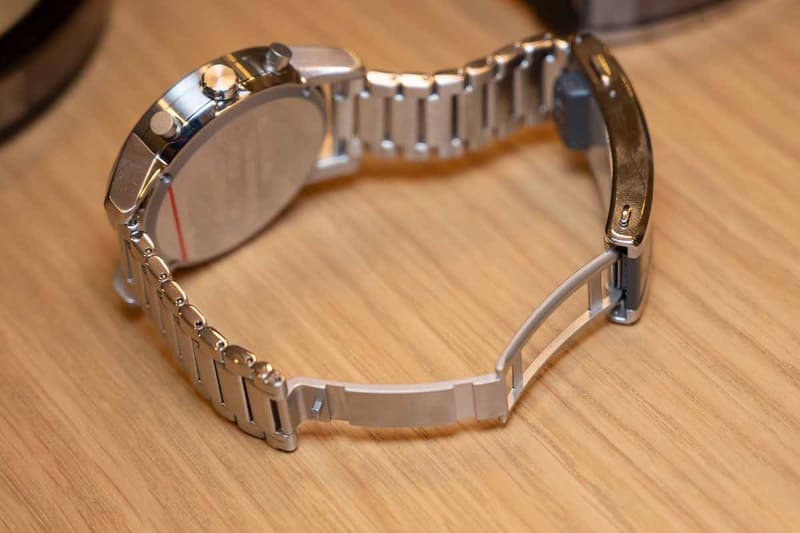 バックルを外し二つ折りのパーツを開いたところ