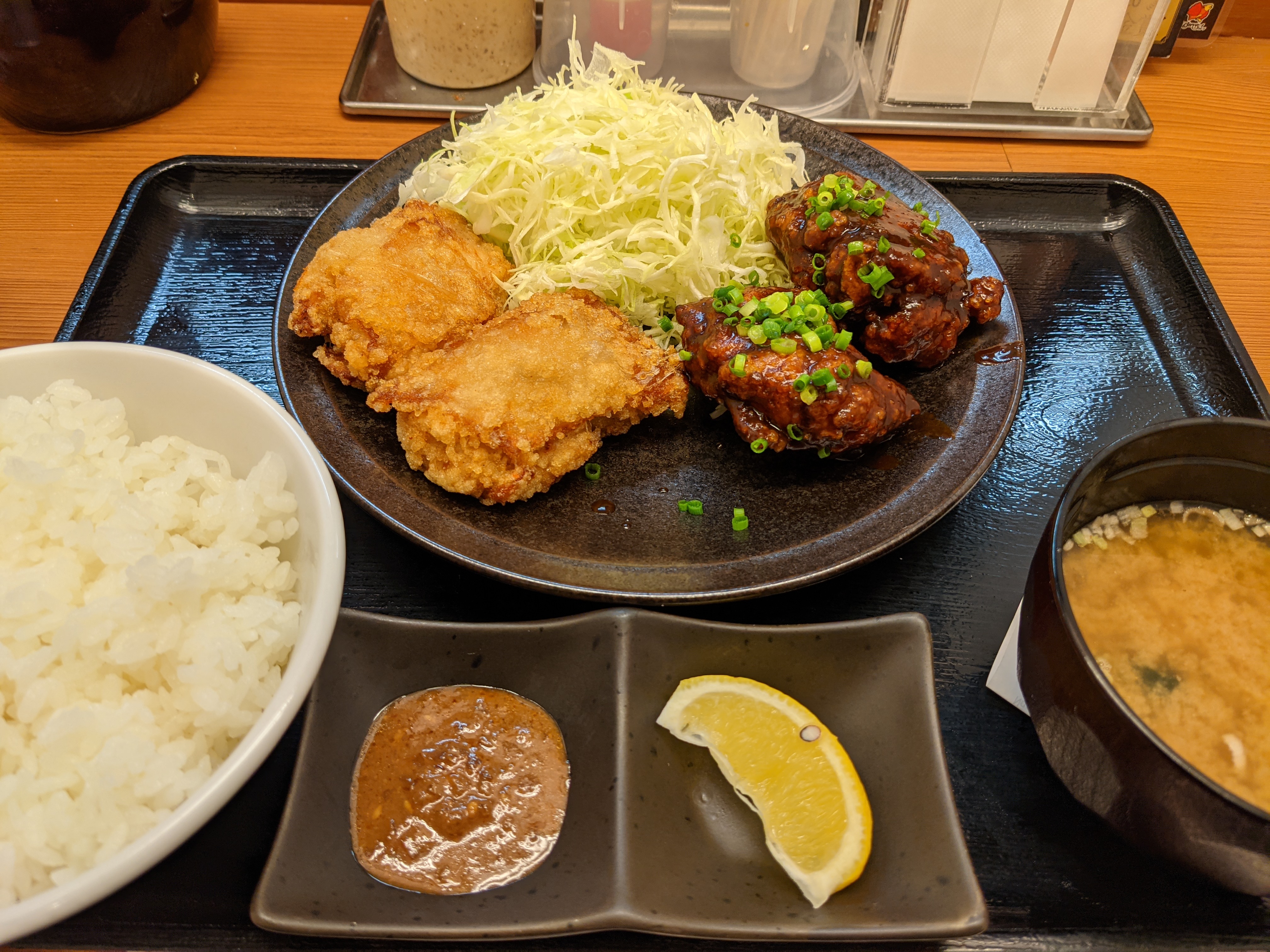 広角レンズ(1倍)、カウンター席で撮影。左右がフレームからはみ出てしまった
