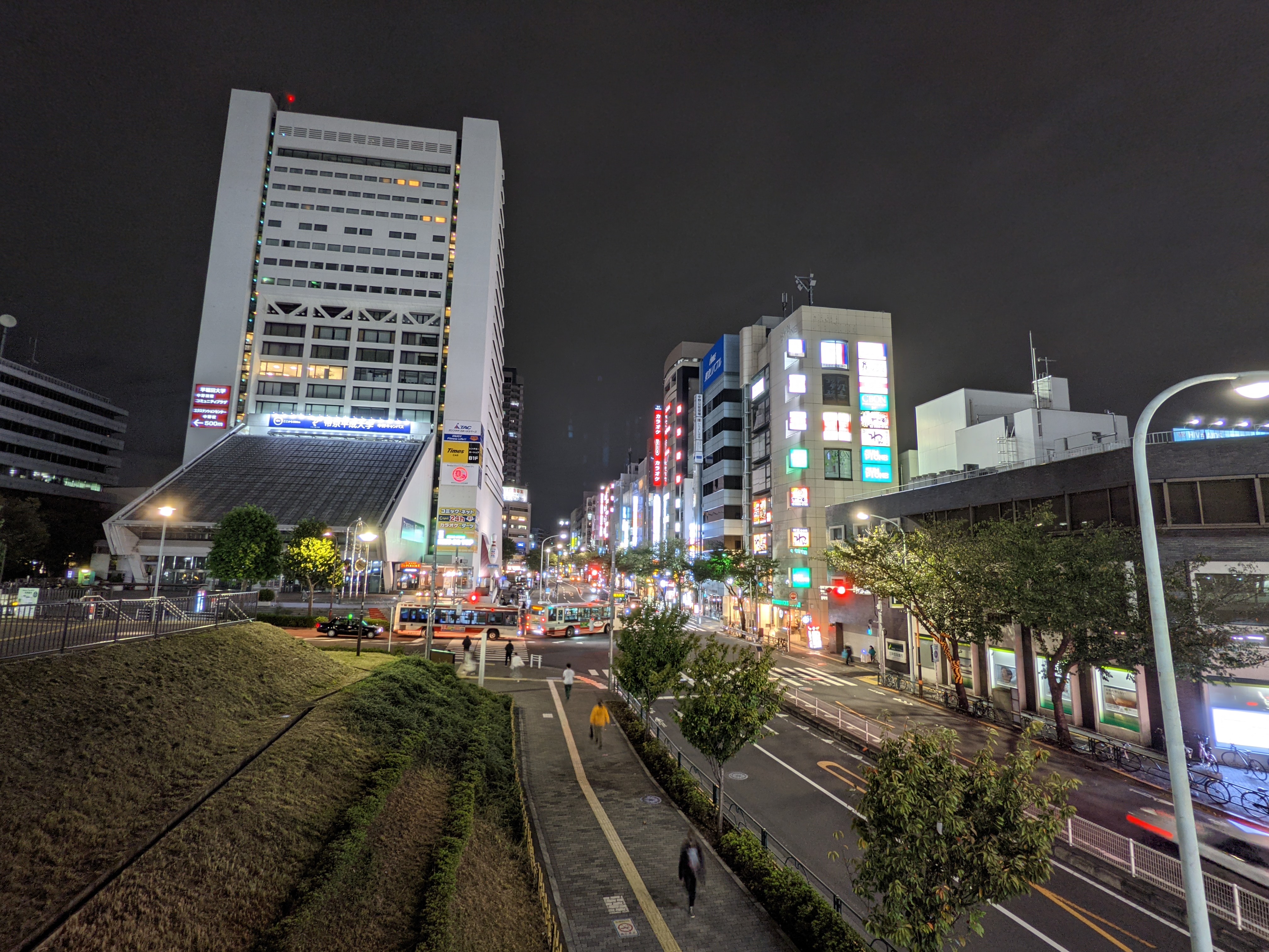 超広角の「ウルトラワイドレンズ」(0.6倍)、夜景モード