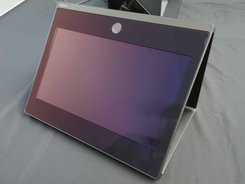 本体。傾いて設置されたディスプレイ、という趣。サイドにつける「衝立」のような板が付属するが、取り外しは自由にできる