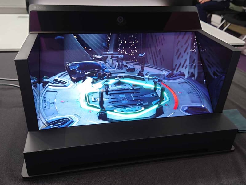 表示中の画面。そこに「四角い立体ディスプレイ」があるような印象