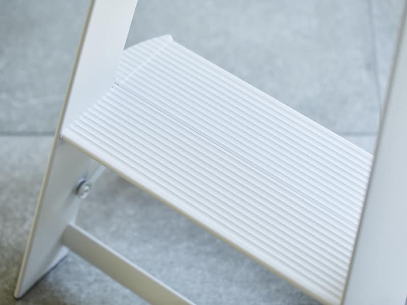 ステップ部分は滑りにくい波型