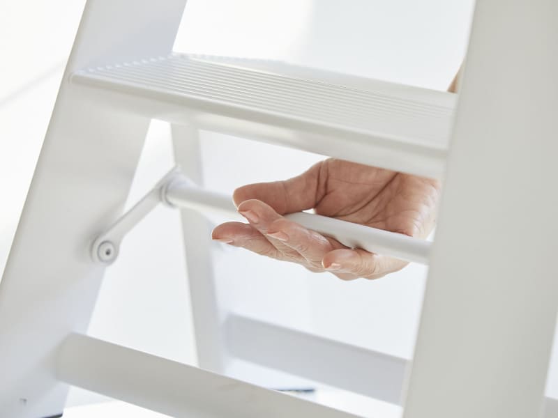 使用時は留め金具をおろして使う