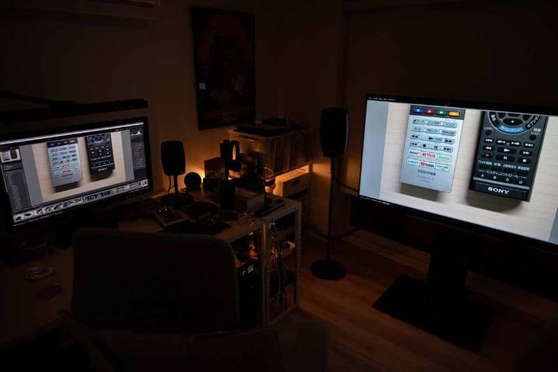 写真はアングル(視野角)の関係で少し色がずれているが、色温度や発色をPCモニター(左)にかなり近づけることができた