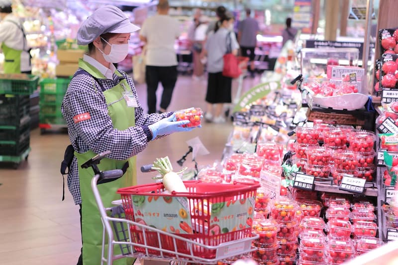 ライフのスタッフが店舗で商品を選ぶ