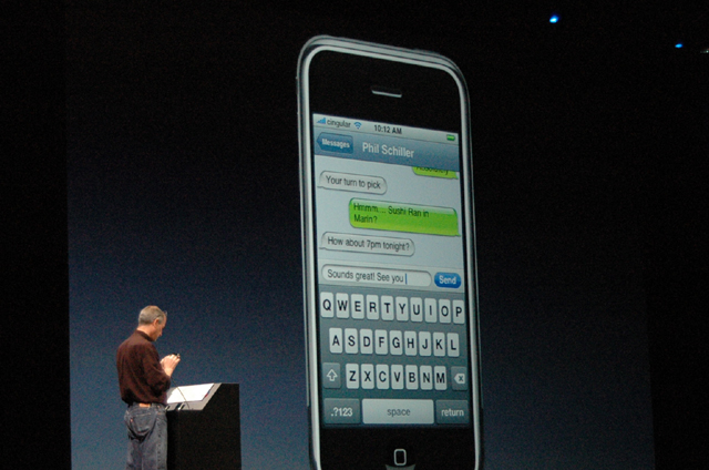 <a href="https://pc.watch.impress.co.jp/docs/2007/0110/mw.htm">2007年、iPhone発表会に関する僚誌・PC Watchの記事から。この表示形式は、今や業界標準となった</a>
