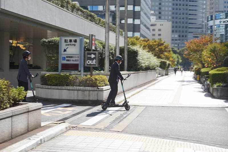 自動運転タクシー試乗後は電動キックボードを試乗する宮坂副都知事