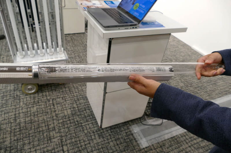 出展ロボットに搭載されているのはデモ用の蛍光灯だが本番機にはUV-C照射ランプを用いる