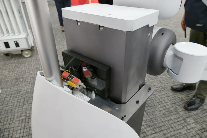 5G対応ルーターを背面に搭載