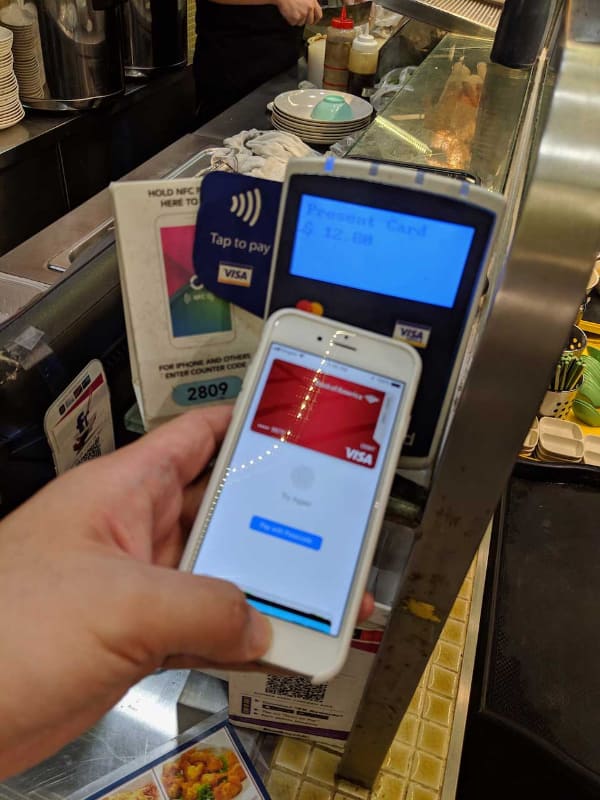 モバイル決済と“非接触”決済を利用できる場面は増えている。写真はシンガポールの中華料理屋にて